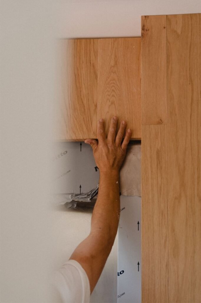 Detalle de obra y reforma de vivienda dirigida por un equipo de interiorismo profesional.