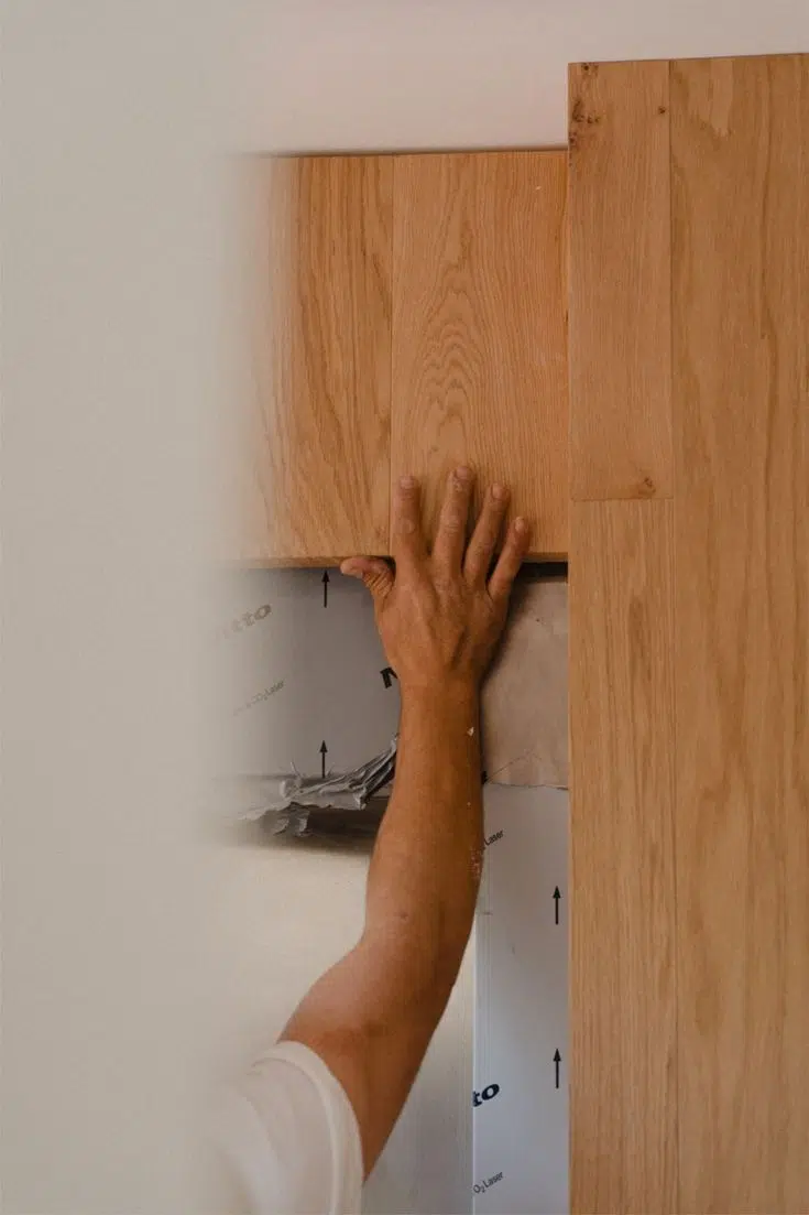Detalle de obra y reforma de vivienda dirigida por un equipo de interiorismo profesional.
