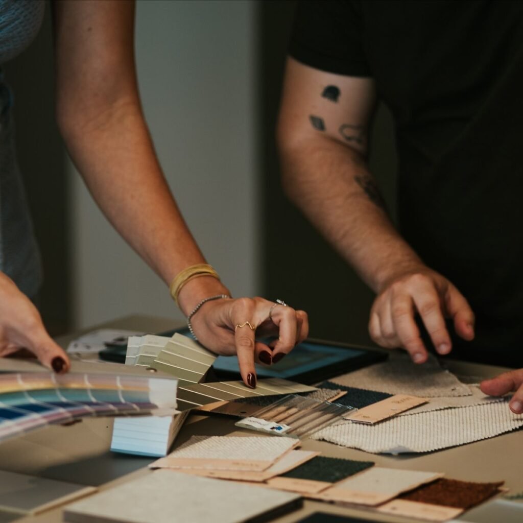 Muestrario de materiales, texturas y paleta de colores para un proyecto de interiorismo de Innolab Studio.