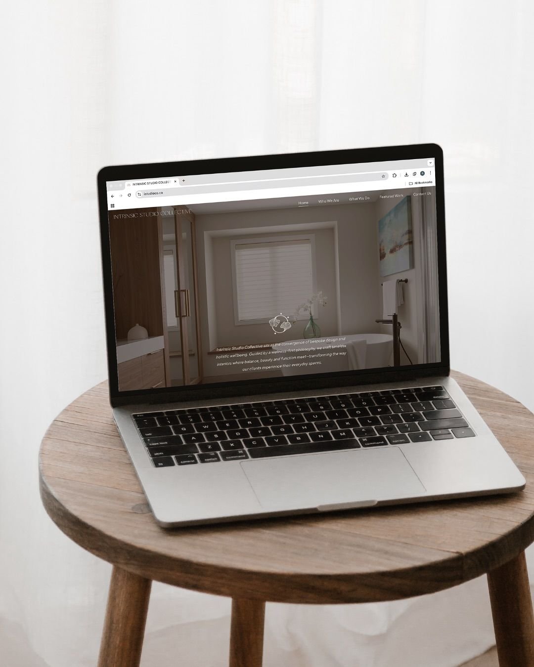 Canales de presencia digital para estudios de interiorismo incluyendo web, redes sociales y Google.