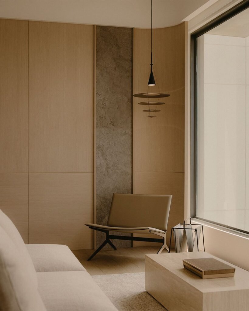 Diseño de salón moderno realizado por un estudio de interiorismo en España para cliente residencial.