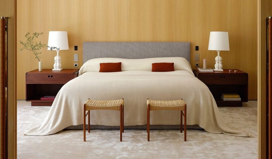 Diseño e interiorismo de dormitorio principal reformado en tonos neutros y estilo atemporal.