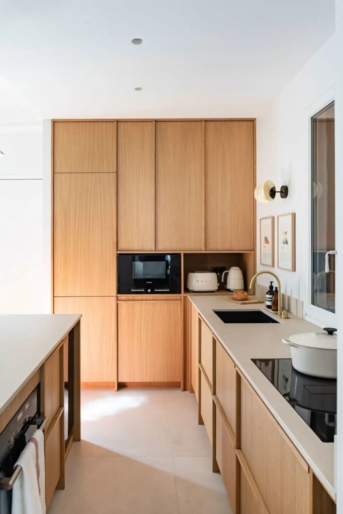 Reforma integral de cocina moderna de diseño realizada por estudio de interiorismo.