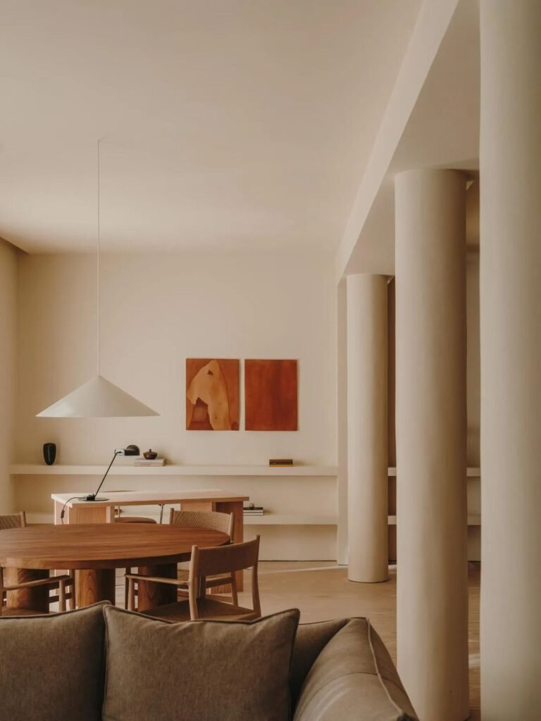 Proyecto de reforma de salón en tonos madera cálidos realizado por un estudio de interiorismo.